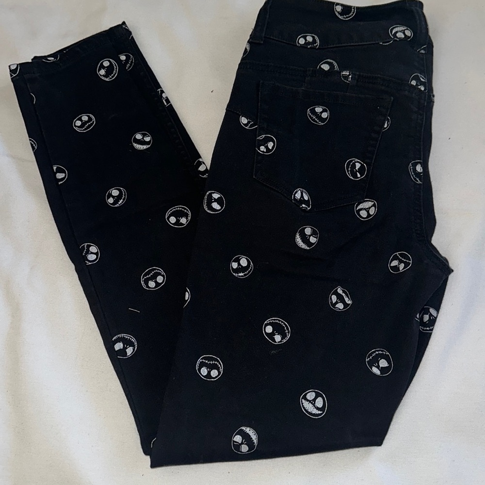 NIGHTMARE BEFORE CHRISTMAS AUTHENTIC SKINNY JEANS,LIKE NEW SIZE 3,STRETCHY